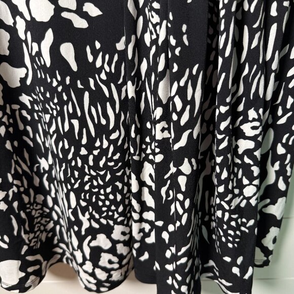 London Times Black and White Figure Flattering Size 6 Midi Dress w/ Metal Buckle - Picture 6 of 8